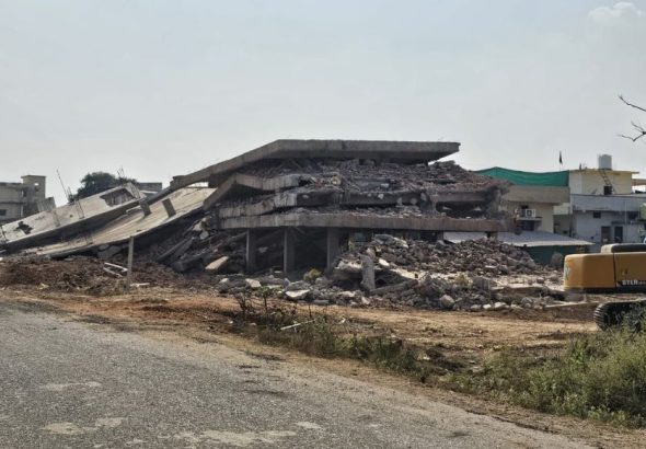 जमीनदोस्त झालेला अवैद्य बहुमजली इमारत