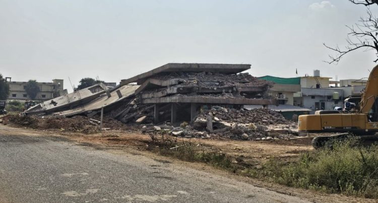 जमीनदोस्त झालेला अवैद्य बहुमजली इमारत