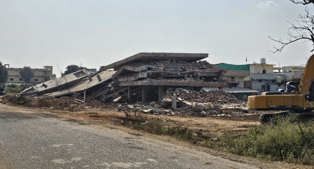 जमीनदोस्त झालेला अवैद्य बहुमजली इमारत